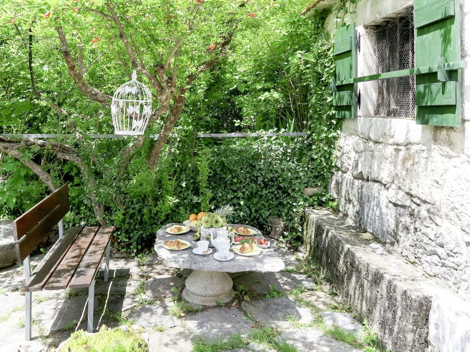 Property, Tree, Plant, Garden, Backyard, House, Table, Architecture, Landscape, Yard