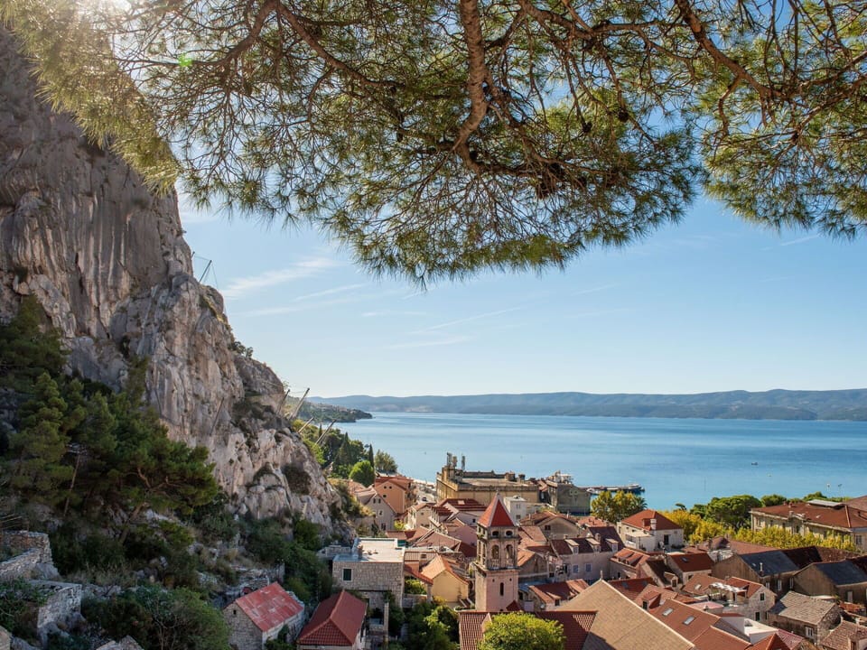 House, Summer, Residential Area, Coast, Hill, Coastal And Oceanic Landforms, Roof, Home, Human Settlement, Village