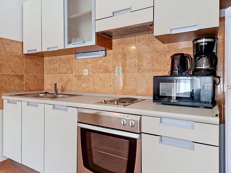 Kitchen Appliance, Kitchen, Countertop, Major Appliance, Cabinetry, Wood, Flooring, Interior Design, Sink, Kitchen Sink