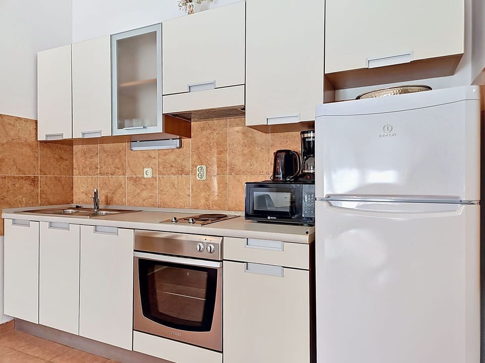 Kitchen Appliance, Kitchen, Cabinetry, Major Appliance, Countertop, Furniture, Wood, Flooring, Interior Design, Home Appliance