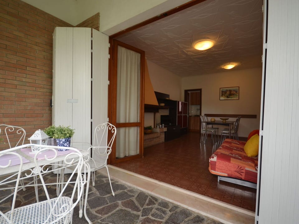 Furniture, Table, Chair, Building, Comfort, Wood, Interior Design, Flooring, Houseplant, Floor