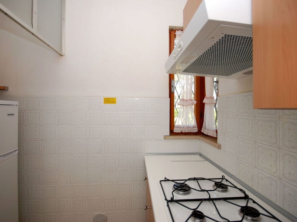 Property, Wood, Gas Stove, Interior Design, Building, Flooring, Floor, House, Kitchen, Cooktop