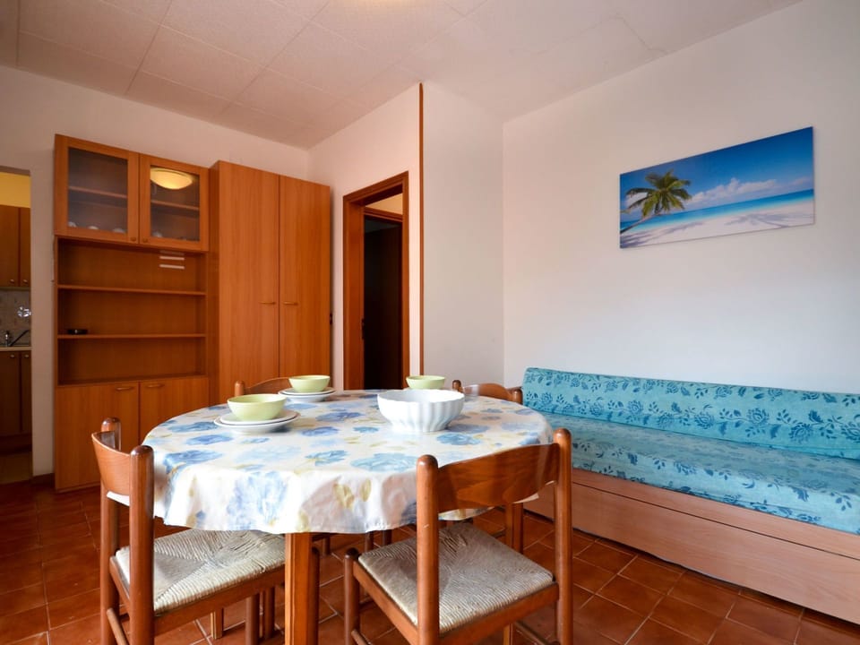 Room, Furniture, Property, Building, Floor, Interior Design, House, Table, Real Estate, Bedroom
