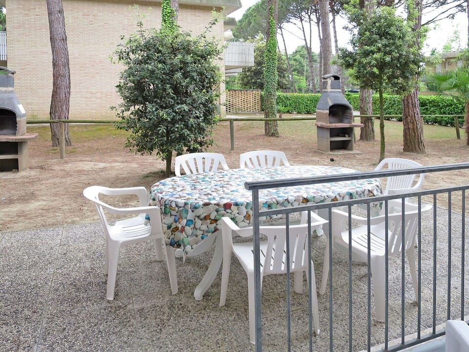 Property, Table, Tree, Furniture, House, Iron, Architecture, Chair, Room, Real Estate