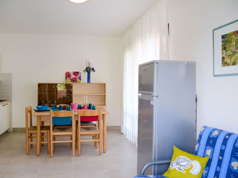 Room, Property, Furniture, Floor, House, Interior Design, Building, Table, Real Estate, Apartment