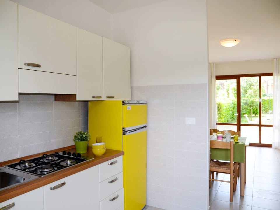 Room, Property, Kitchen, Yellow, Furniture, Countertop, Interior Design, Building, Cabinetry, House