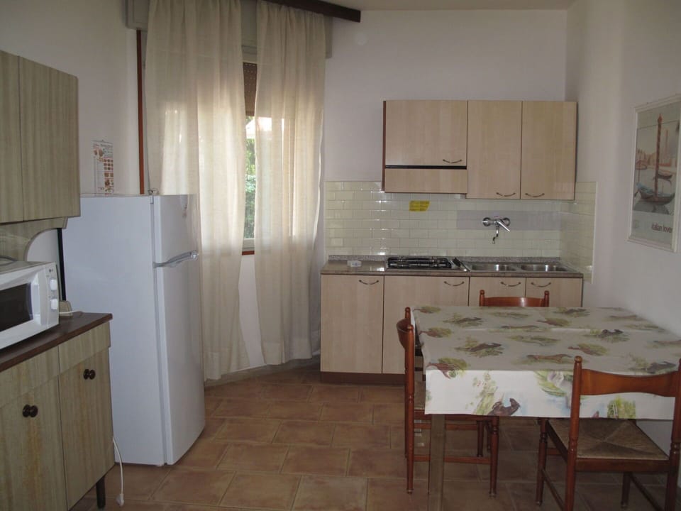 Cabinetry, Property, Furniture, Countertop, Wood, Interior Design, Building, Floor, Kitchen Appliance, Home Appliance