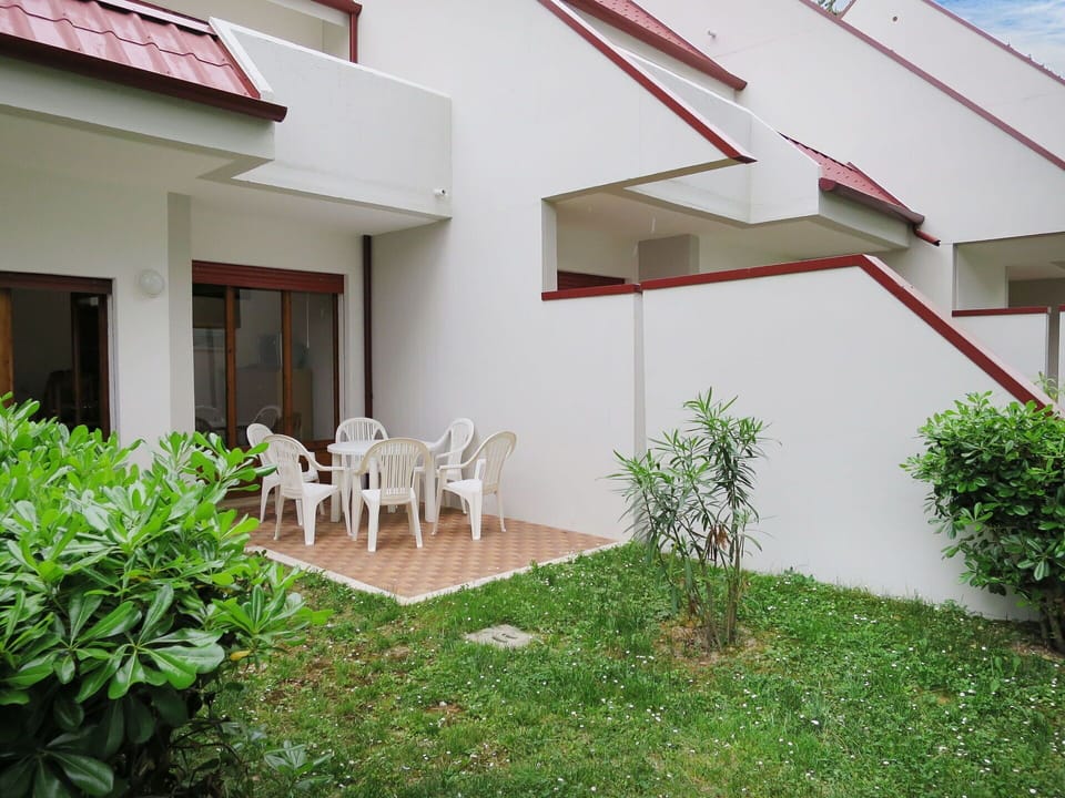 Property, House, Building, Real Estate, Backyard, Yard, Grass, Residential Area, Home, Room