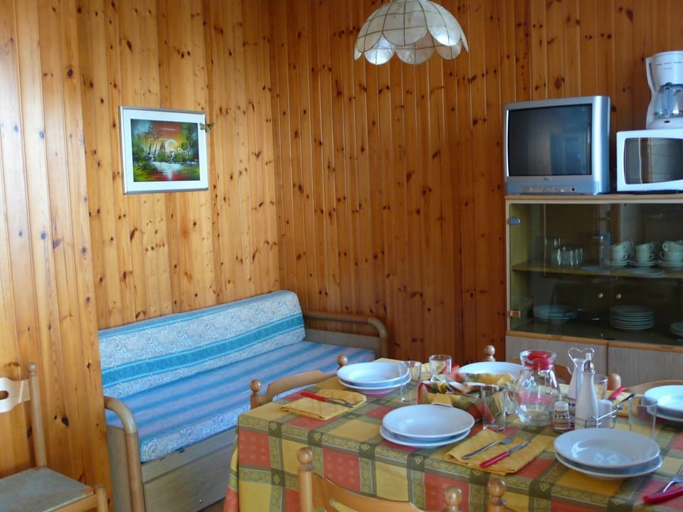 Table, Furniture, Tableware, Property, Building, Cabinetry, Wood, Interior Design, Lighting, Shelf