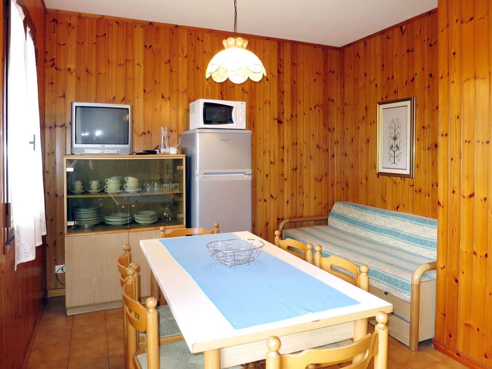 Room, Furniture, Property, Building, Floor, Interior Design, Table, House, Hardwood, Ceiling