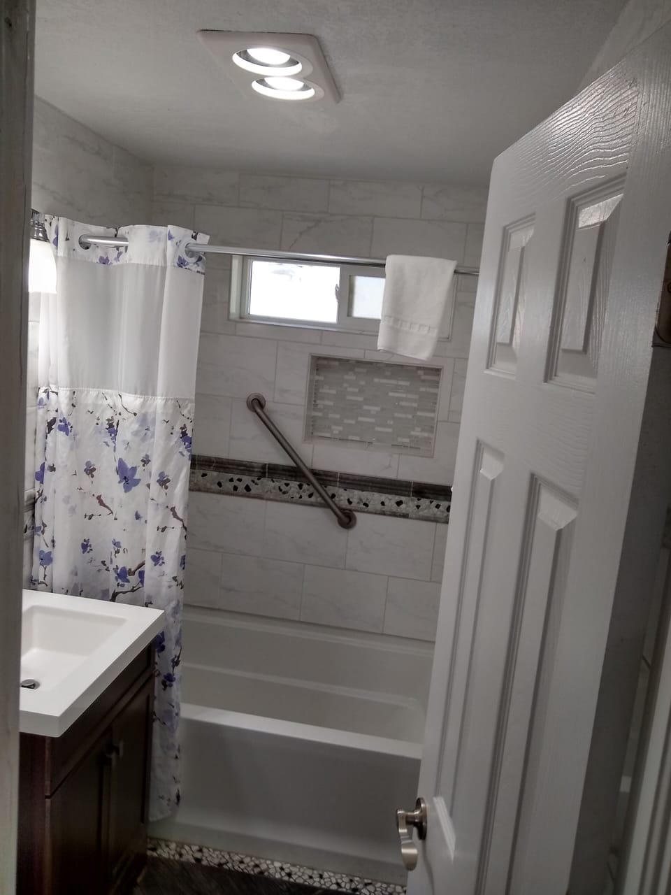 Room, 1 King Bed, Non Smoking | Bathroom | Combined shower/tub, free toiletries, hair dryer, towels