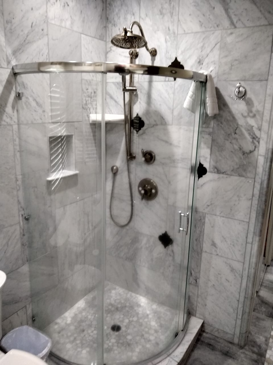 Room, 1 Queen Bed, Non-smoking | Bathroom | Combined shower/tub, free toiletries, hair dryer, towels