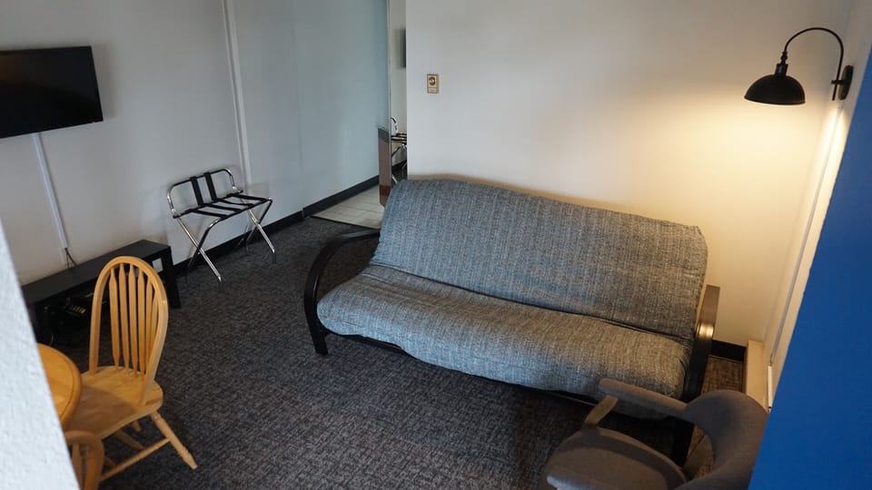 Efficiency Suite | In-room safe, desk, WiFi (free), bed sheets