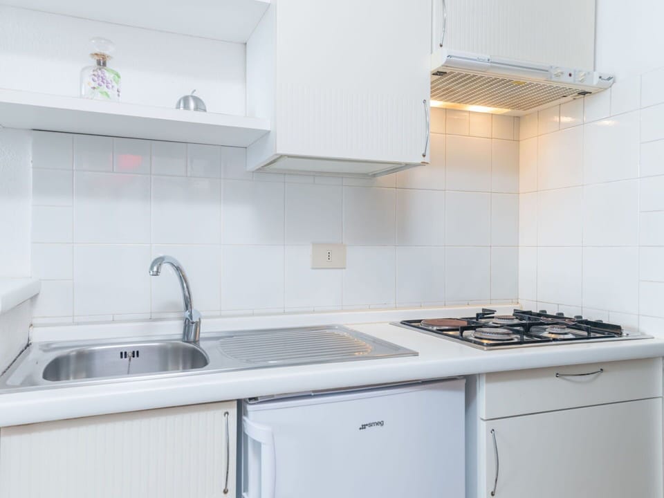 Kitchen Sink, Sink, Cabinetry, Tap, Property, Countertop, Product, Building, Plumbing Fixture, Kitchen