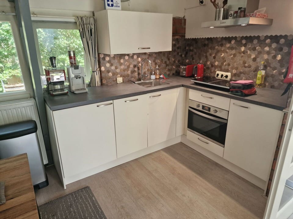 Cabinetry, Countertop, Property, Kitchen Sink, Sink, Kitchen Appliance, Kitchen Stove, Kitchen, Home Appliance, Window