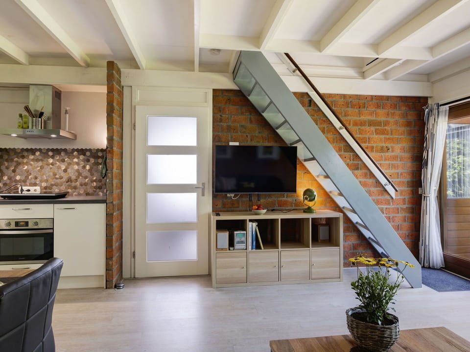 Building, Property, Plant, Cabinetry, Countertop, Window, Wood, Flowerpot, Kitchen Stove, Flooring