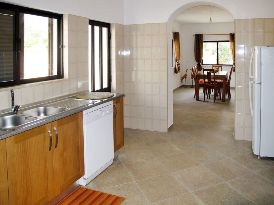 Room, Property, Floor, Countertop, Furniture, Tile, Building, Cabinetry, Kitchen, Interior Design