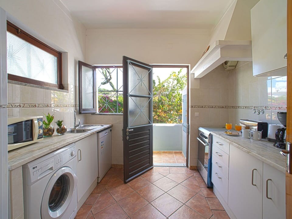 Laundry Room, Property, Cabinetry, Washing Machine, Building, Clothes Dryer, Window, Kitchen Appliance, Kitchen Stove, Home Appliance