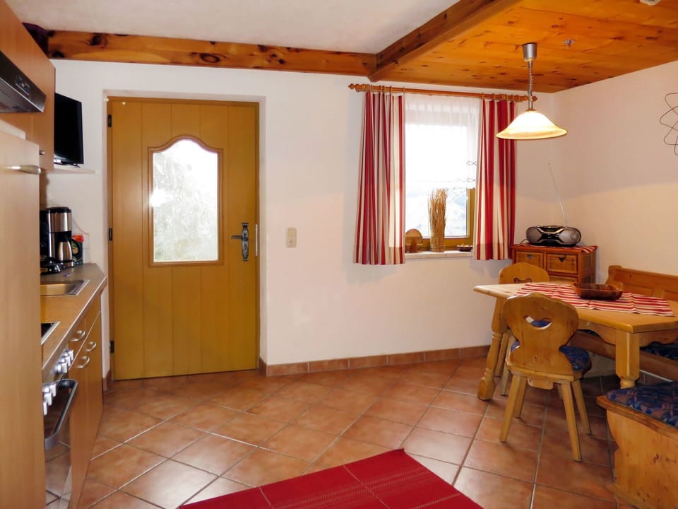 Room, Property, Building, House, Ceiling, Interior Design, Floor, Furniture, Wood, Table