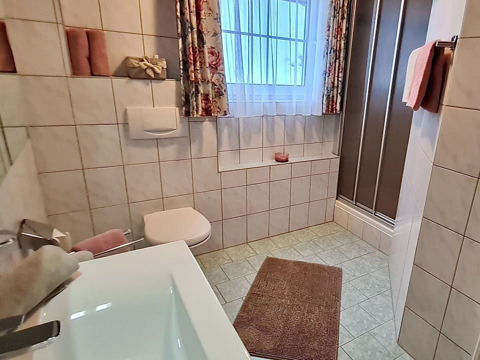 Brown, Property, Window, Plumbing Fixture, Bathtub, Tap, Wood, Interior Design, Bathroom, Floor