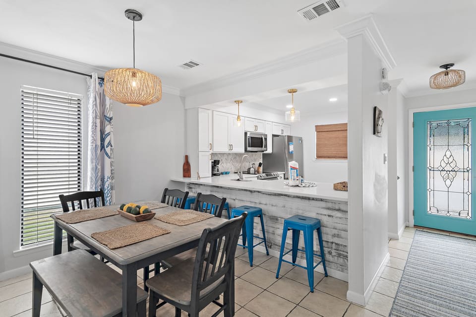 Dining and eat-in bar seating