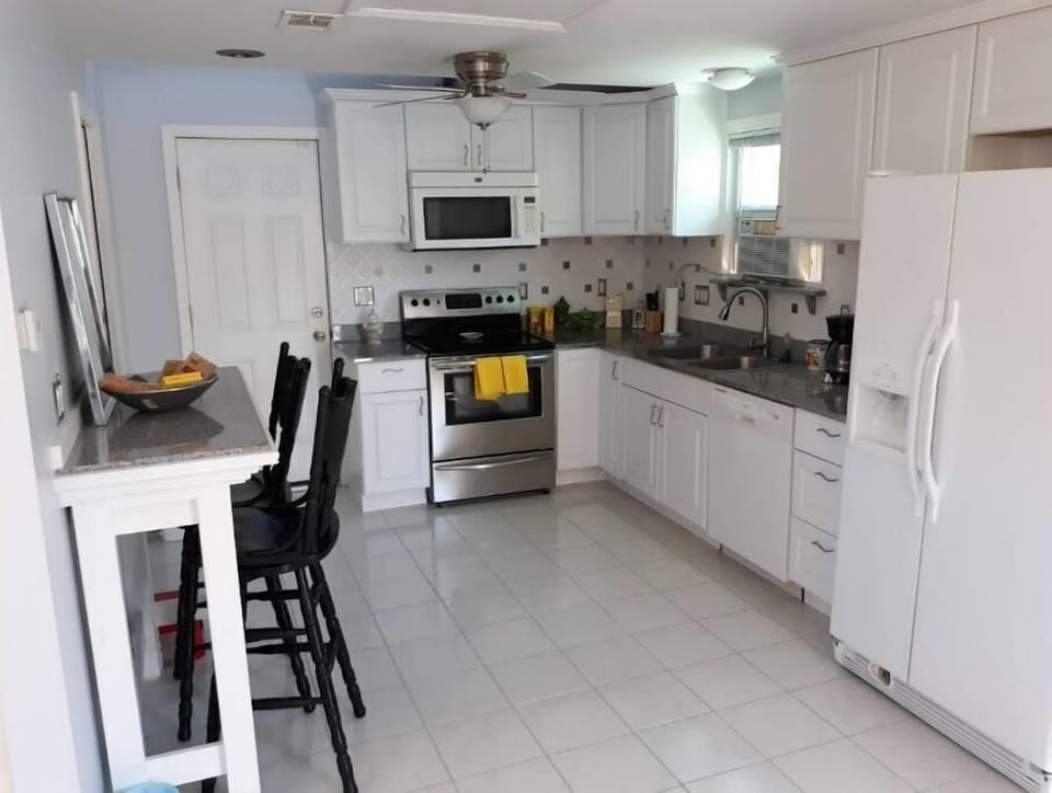 kitchen & breakfast nook