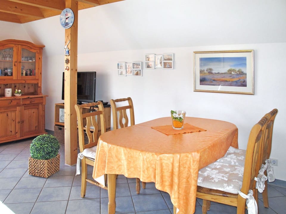 Room, Property, Furniture, Dining Room, Table, Building, House, Real Estate, Floor, Interior Design
