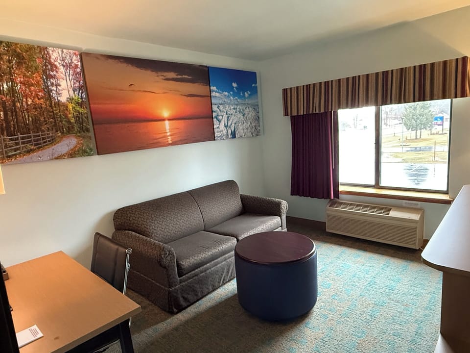 Deluxe Room, 1 King Bed (No Pets Allowed) | Room amenity