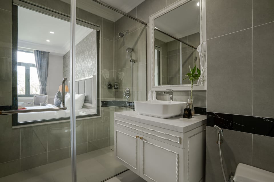 Deluxe Room, City View | Bathroom | Rainfall showerhead, free toiletries, hair dryer, bathrobes