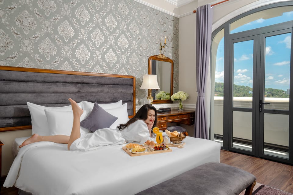 Executive Room, Sea View | Minibar, in-room safe, desk, laptop workspace