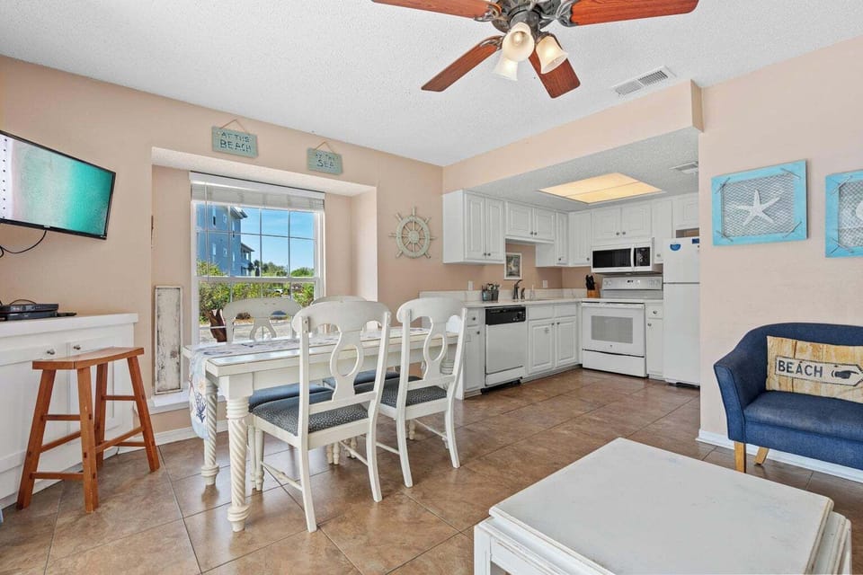 Dining area off kItchen.