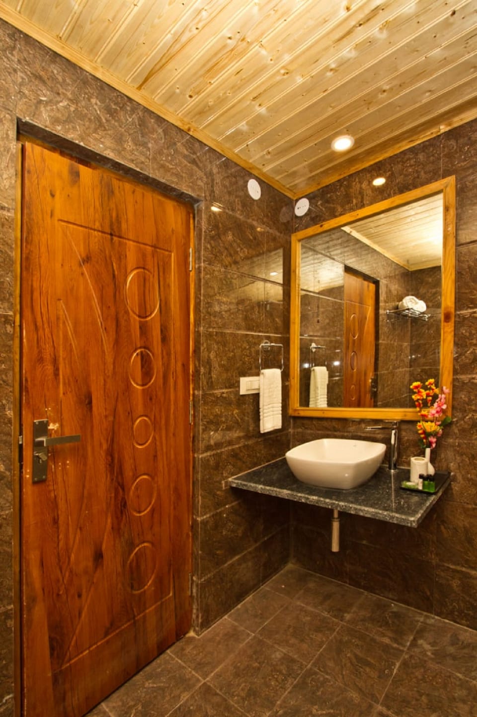 Deluxe Double Room | Bathroom | Shower, hydromassage showerhead, soap, shampoo
