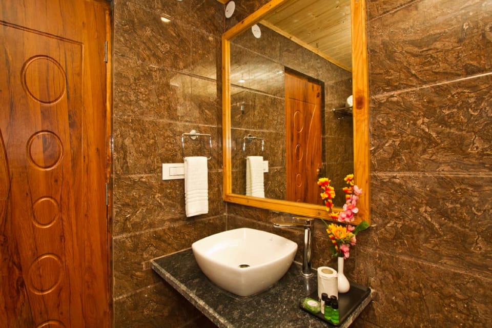 Deluxe Double Room | Bathroom | Shower, hydromassage showerhead, soap, shampoo