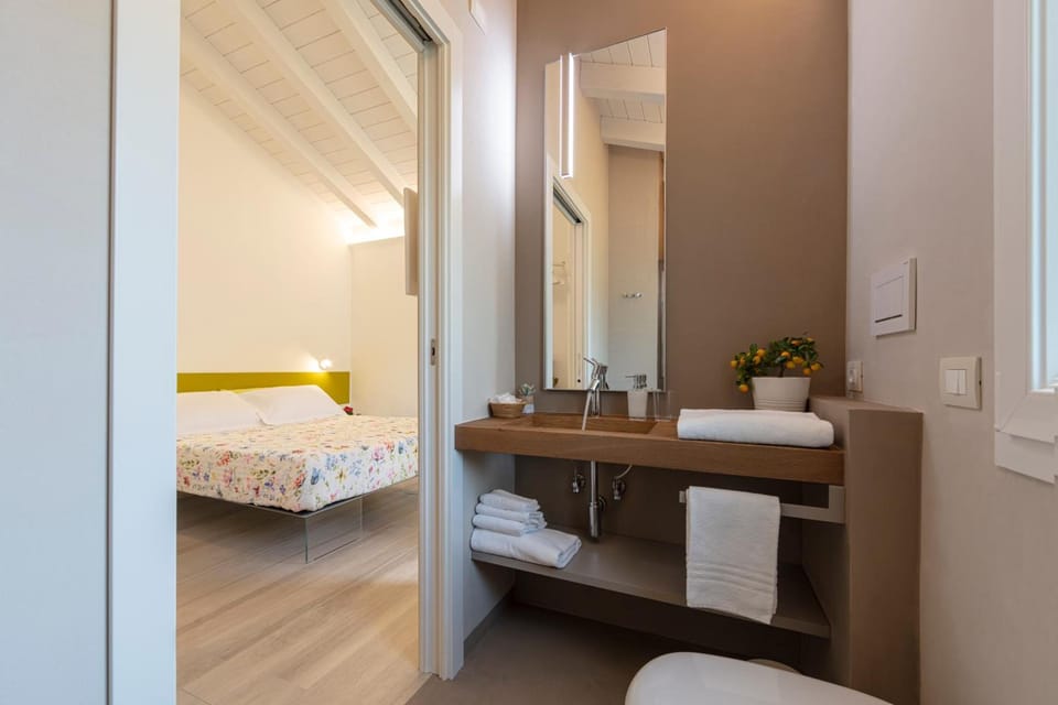 Shower, rainfall showerhead, free toiletries, hair dryer