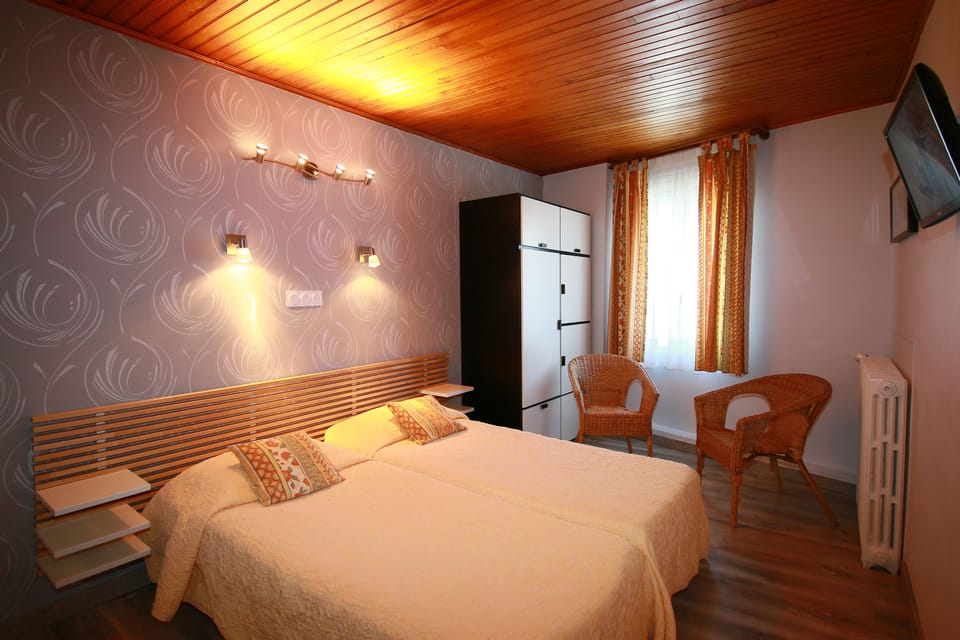 Comfort Twin Room | In-room safe, individually furnished, desk, laptop workspace