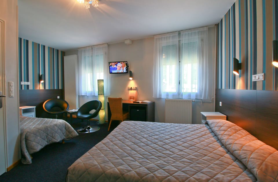 In-room safe, individually furnished, desk, laptop workspace