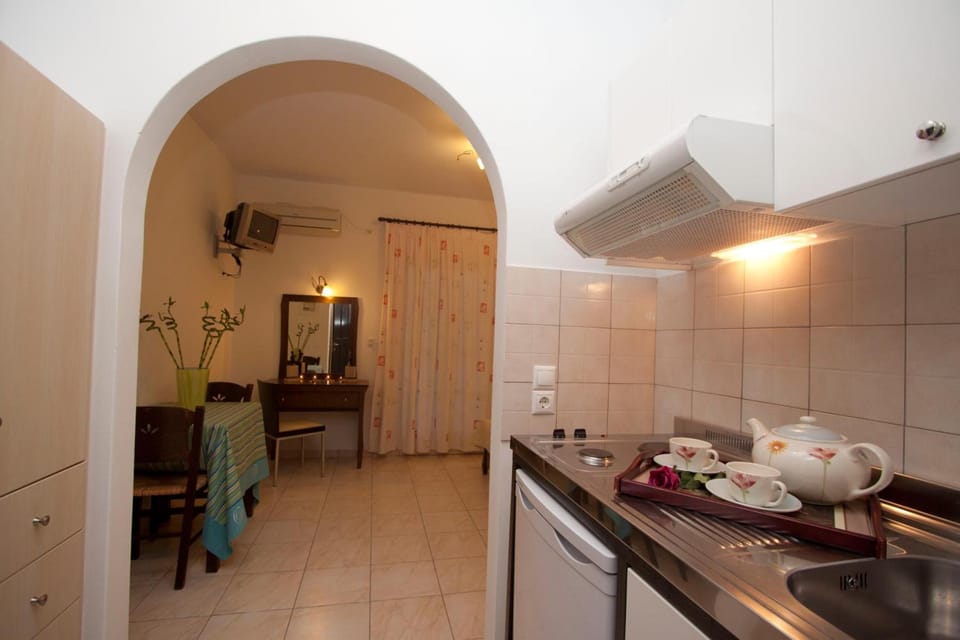 Fridge, stovetop, coffee/tea maker, electric kettle