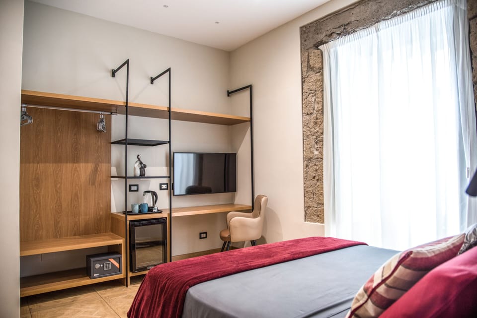 Deluxe Double Room | Minibar, in-room safe, individually furnished, desk