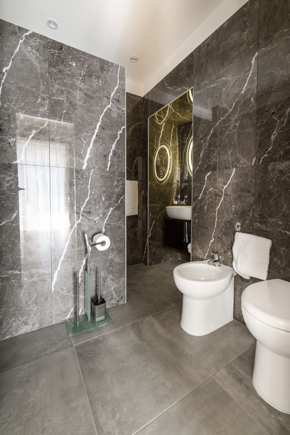 Comfort Triple Room | Bathroom | Shower, rainfall showerhead, free toiletries, hair dryer