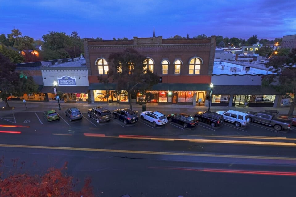 Many nearby tasting rooms feature live music in the evenings. (2)