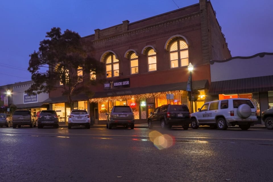 Many nearby tasting rooms feature live music in the evenings.