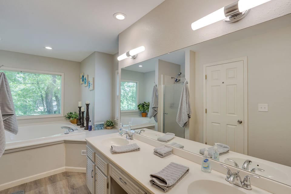 En-Suite Bathroom | 2nd Floor | Complimentary Toiletries