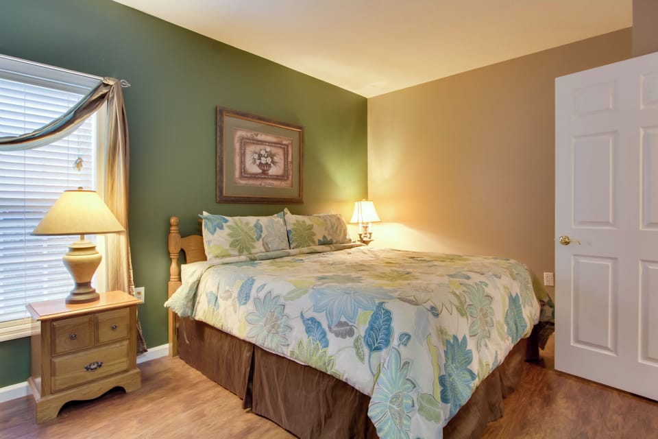 Bedroom | California King Bed | Linens Provided | Jetted Tub