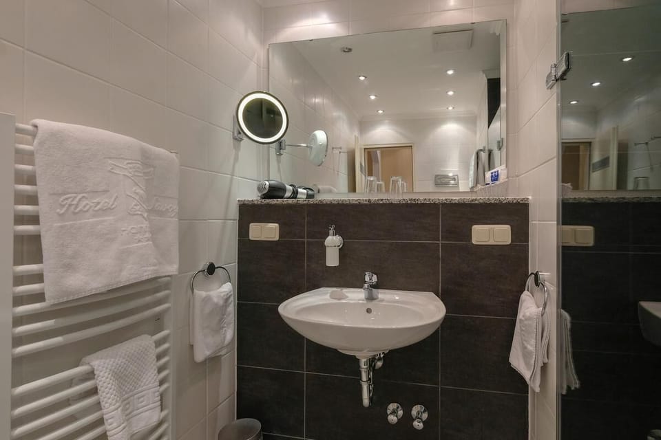 Basic Double Room | Bathroom | Shower, rainfall showerhead, hair dryer, towels