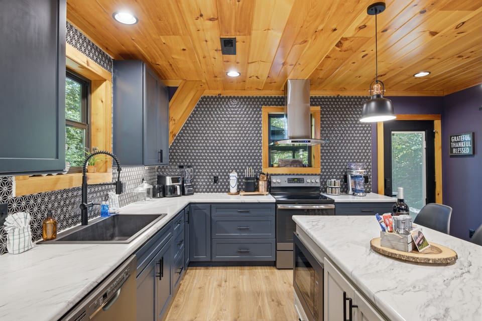 Cabin, 1 Bedroom | Private kitchen | Coffee/tea maker, fridge, microwave, oven