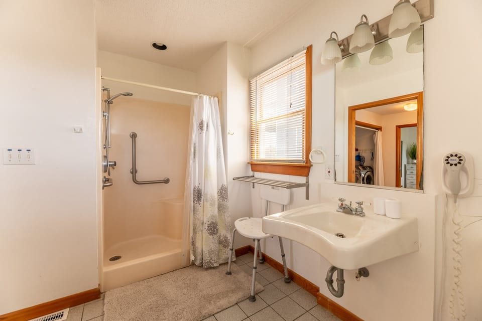 Mid Level Bath Hall