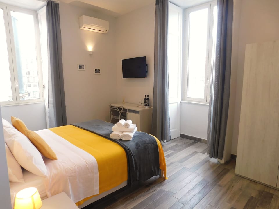 Deluxe Double Room (Denari) | Hypo-allergenic bedding, down comforters, memory foam beds, minibar