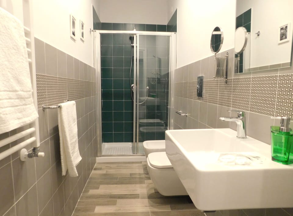 Standard Double Room (Bastoni) | Bathroom | Shower, hair dryer, slippers, bidet