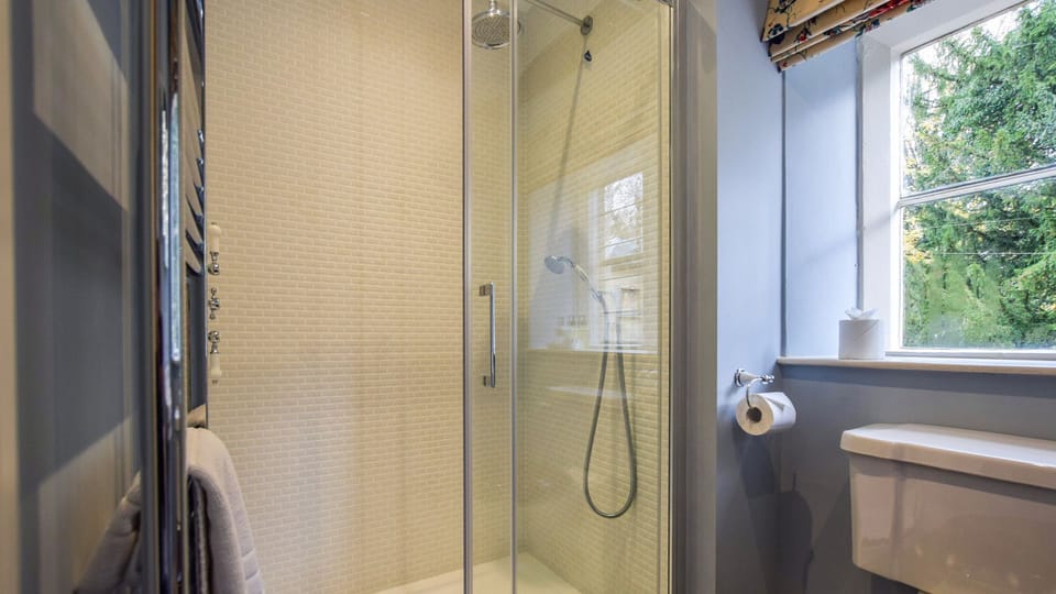 En-Suite to Bedroom 1, Archers at Sudeley Castle, Bolthole Retreats