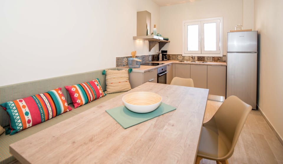 Fully equipped kitchen with dining room